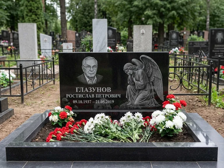 Памятник с гравировкой ангела — гравировка молящегося ангела в верхней части стелы, работа «Доронин» в Калининграде
