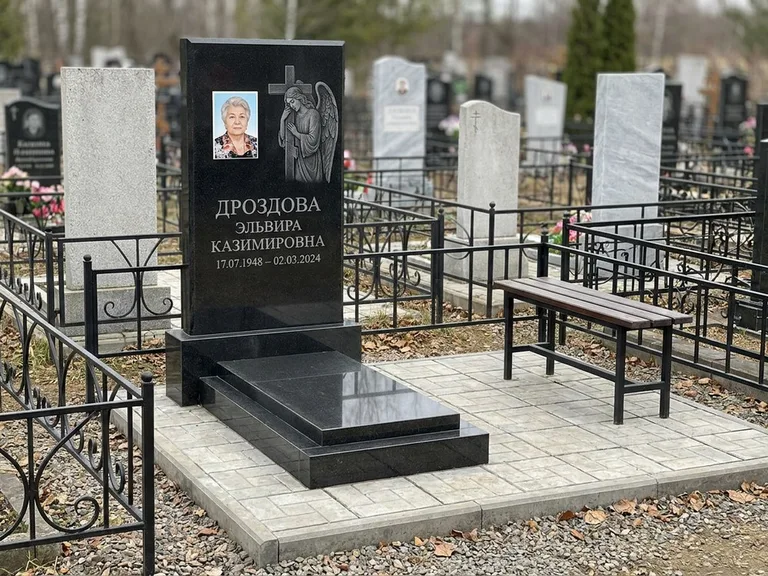 Памятник с гравировкой ангела — гравировка ангела с крестом рядом с эпитафией, работа «Яковлева» в Калининграде
