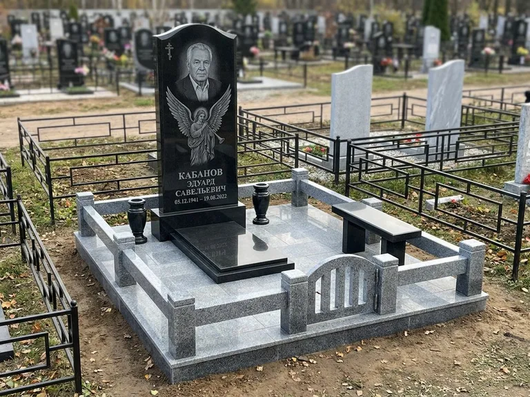 Памятник с гравировкой ангела — гравировка ангела с голубем по диагонали стелы, работа «Пономарёв» в Калининграде
