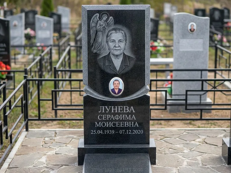 Памятник с гравировкой ангела — гравировка двух ангелов по сторонам портрета, работа «Журавлёва» в Калининграде