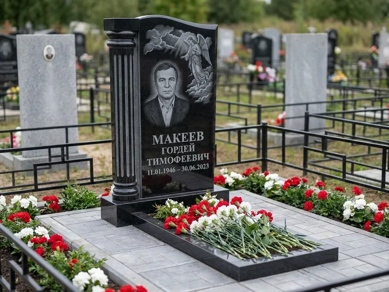 Памятник с гравировкой ангела — гравировка ангела в облаках с лучами над портретом, работа «Селиванов» в Калининграде