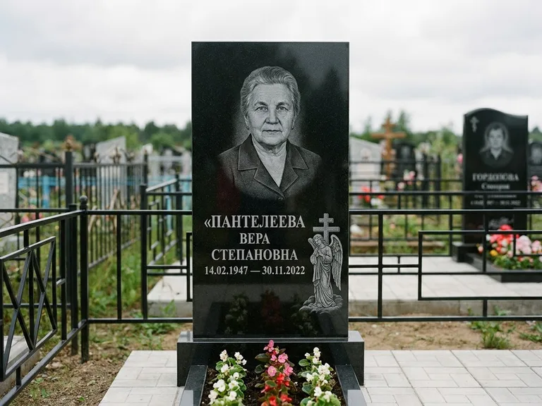 Памятник с гравировкой ангела — гравировка ангела с крестом рядом с эпитафией, работа «Пантелеева» в Калининграде