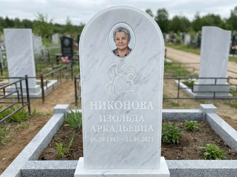 Памятник с гравировкой ангела — белая гравировка скорбящего ангела над портретом, работа «Гордеева» в Калининграде