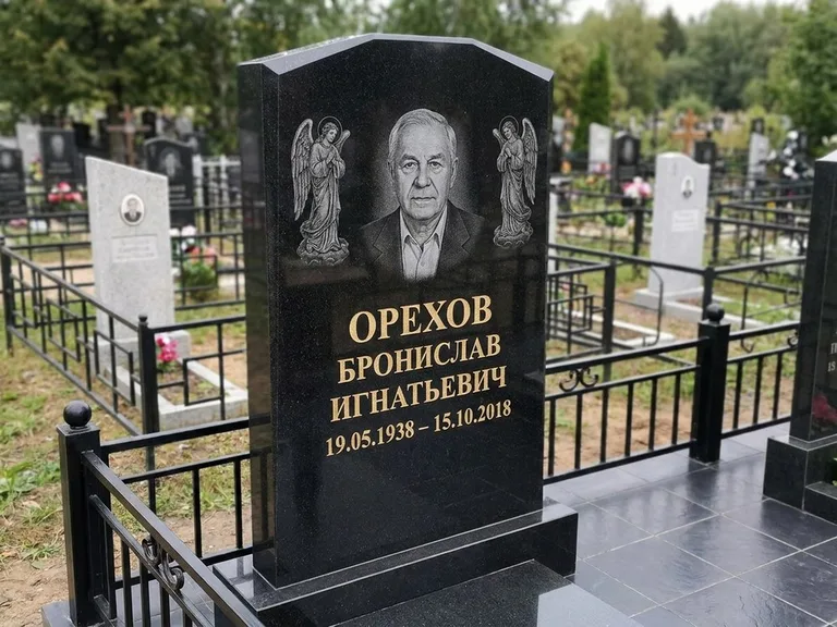 Памятник с гравировкой ангела — гравировка ангела-хранителя сбоку от портрета, работа «Фаддеев» в Калининграде