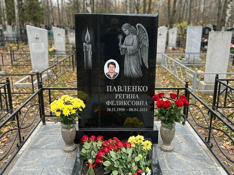 Памятник с гравировкой ангела — гравировка молящегося ангела в верхней части стелы, работа «Пантелеева» в Калининграде