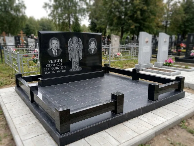 Памятник с гравировкой ангела — гравировка ангела с крестом рядом с эпитафией, работа «Касаткин» в Калининграде