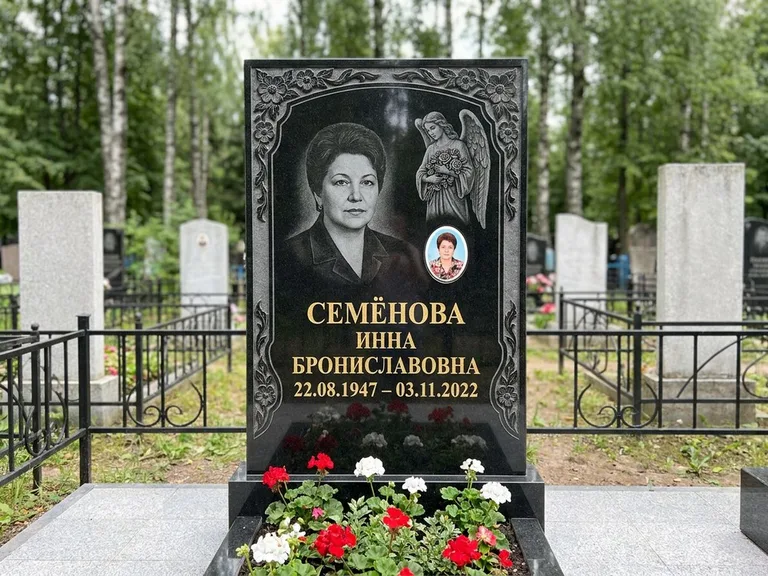 Памятник с гравировкой ангела — гравировка ангела с голубем по диагонали стелы, работа «Лобанова» в Калининграде