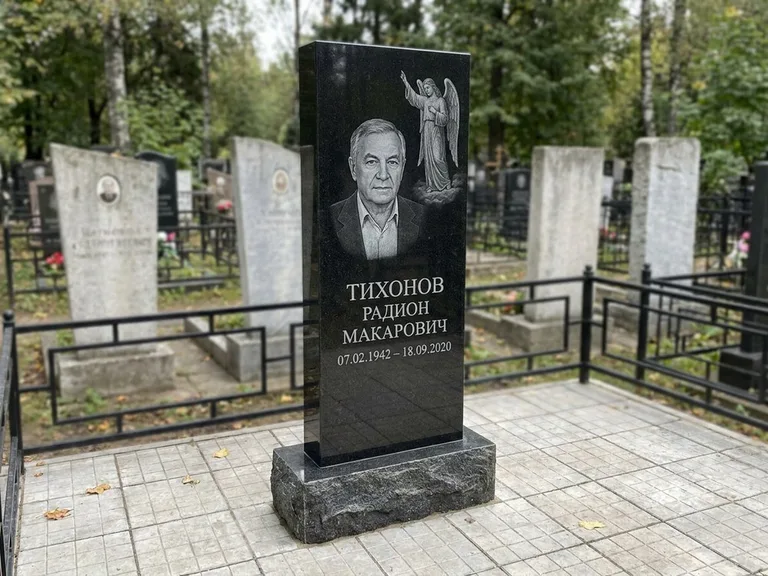 Памятник с гравировкой ангела — гравировка двух ангелов по сторонам портрета, работа «Свиридов» в Калининграде