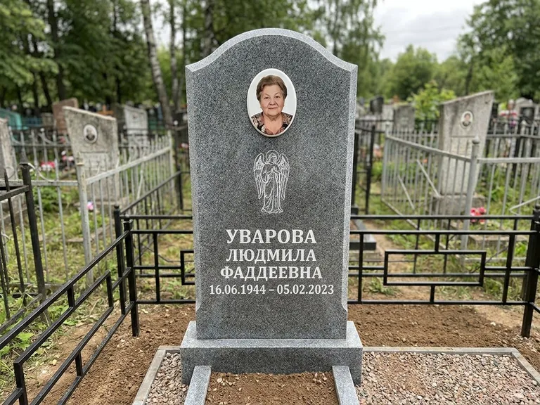 Памятник с гравировкой ангела — гравировка ангела в облаках с лучами над портретом, работа «Игнатова» в Калининграде