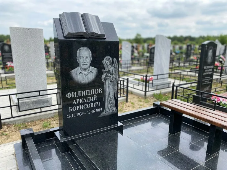 Памятник с гравировкой ангела — белая гравировка скорбящего ангела над портретом, работа «Доронин» в Калининграде