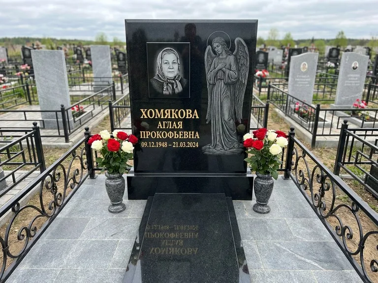 Памятник с гравировкой ангела — гравировка ангела-хранителя сбоку от портрета, работа «Яковлева» в Калининграде