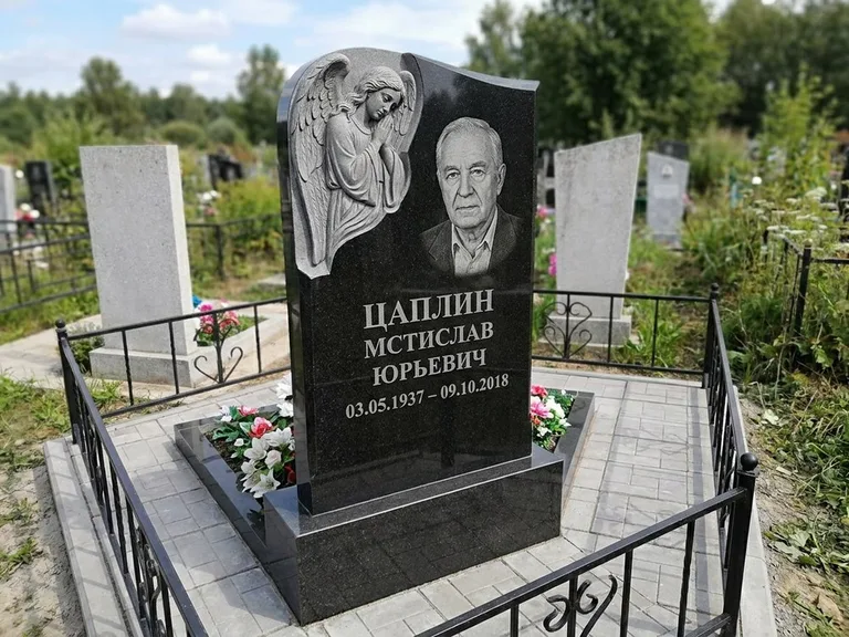 Памятник с гравировкой ангела — гравировка молящегося ангела в верхней части стелы, работа «Пономарёв» в Калининграде