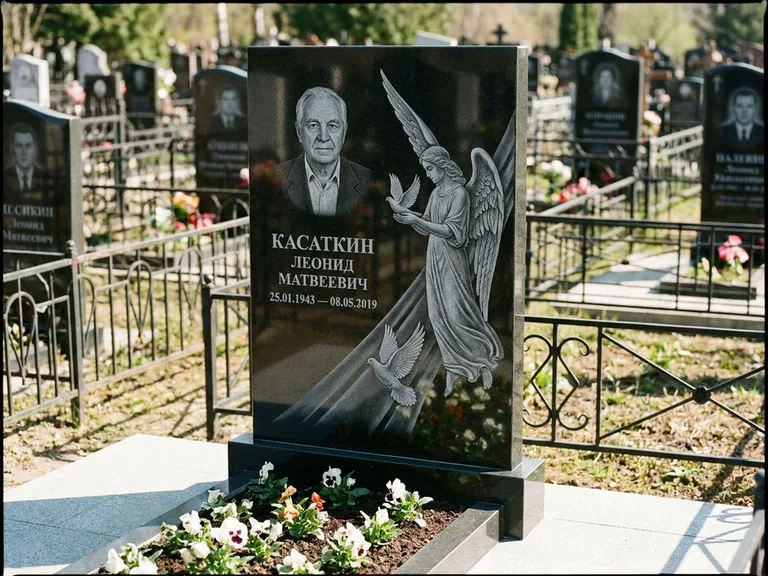 Памятник с гравировкой ангела — гравировка ангела с голубем по диагонали стелы, работа «Касаткин» в Калининграде