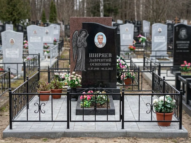 Памятник с гравировкой ангела — гравировка ангела с голубем по диагонали стелы, работа «Селиванов» в Калининграде