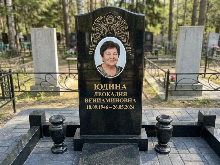 Памятник с гравировкой ангела — гравировка двух ангелов по сторонам портрета, работа «Гордеева» в Калининграде