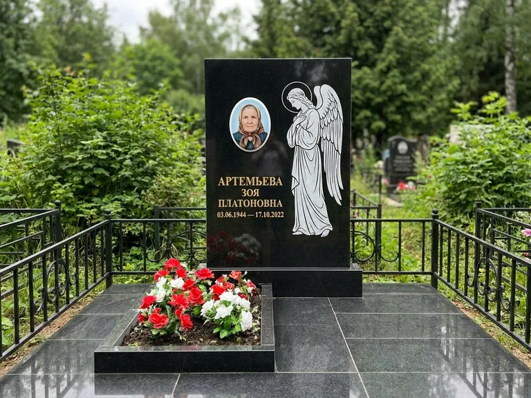 Памятник с гравировкой ангела — гравировка ангела в облаках с лучами над портретом, работа «Фаддеев» в Калининграде
