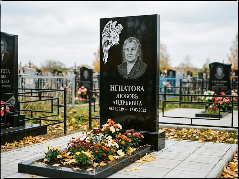 Памятник с гравировкой ангела — белая гравировка скорбящего ангела над портретом, работа «Игнатова» в Калининграде