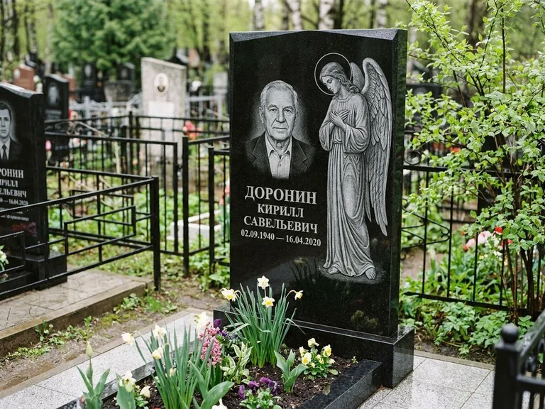 Памятник с гравировкой ангела — гравировка ангела-хранителя сбоку от портрета, работа «Доронин» в Калининграде