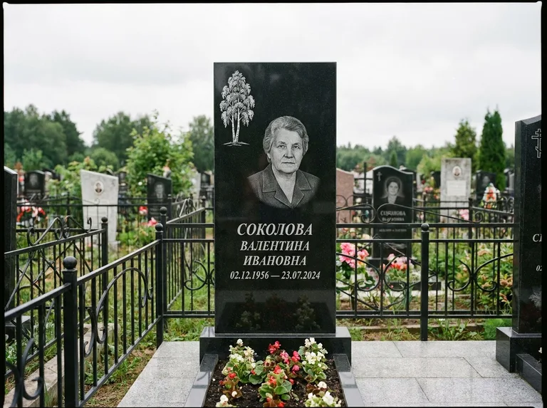 Памятник с гравировкой берёзы — гравировка одинокой берёзы над именем, работа «Соколова» в Калининграде