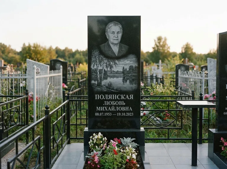 Памятник с гравировкой берёзы — гравировка берёзы у зеркального озера, работа «Полянская» в Калининграде