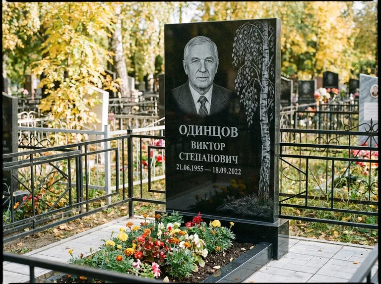 Памятник с гравировкой берёзы — гравировка плакучей берёзы с тонкими ветвями, работа «Одинцов» в Калининграде