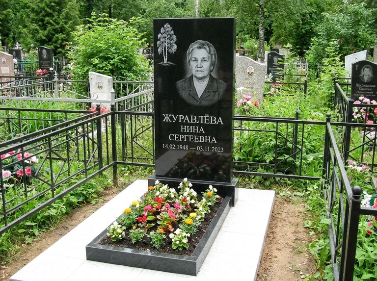 Памятник с гравировкой берёзы — гравировка одинокой берёзы над именем, работа «Журавлёва» в Калининграде