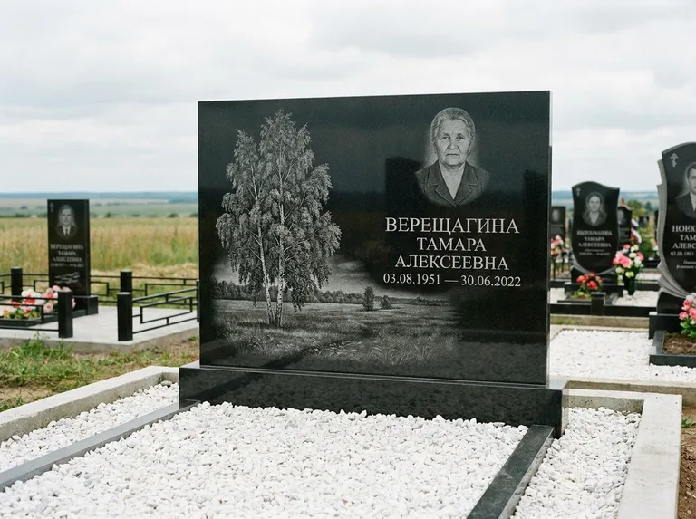Памятник с гравировкой берёзы: широкая горизонтальная стела — берёза у поля, простор до горизонта, белая мраморная крошка с бордюром, работа «Верещагина» в Калининграде