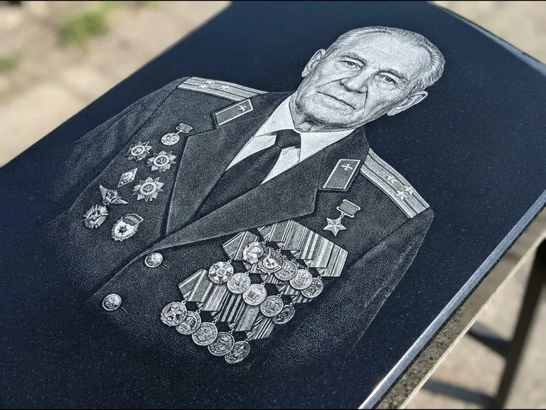 Гравировка фото на памятнике — военный / ветеран в Калининграде