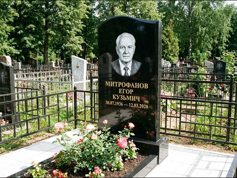 Гравировка портрета на чёрном граните — выполненная работа 29 в Калининграде