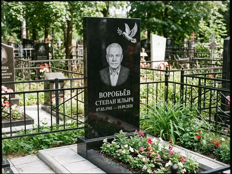 Гравировка голубей на памятник в Калининграде — памятник из чёрного гранита с гравировкой