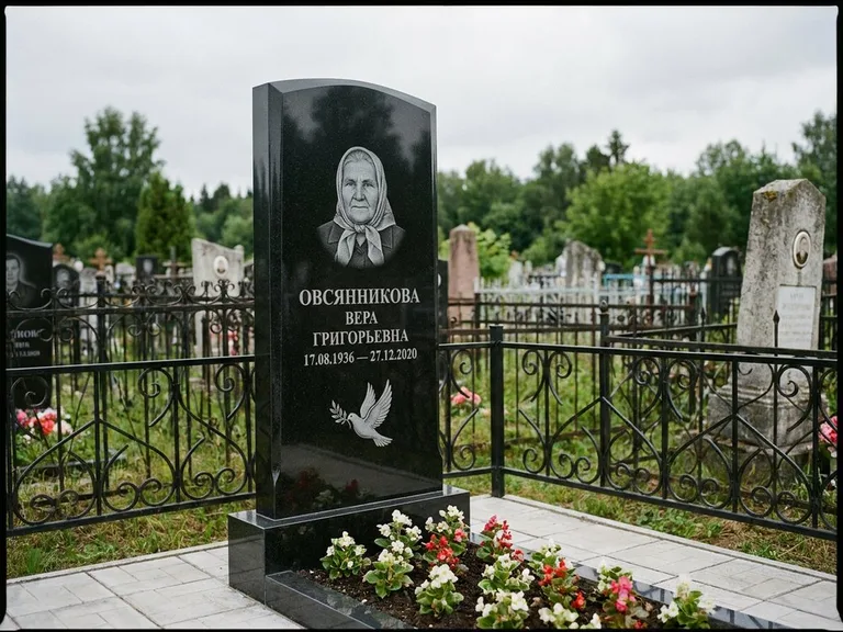 Памятник с гравировкой голубей — гравировка голубя с оливковой ветвью рядом с эпитафией, работа «Овсянникова» в Калининграде