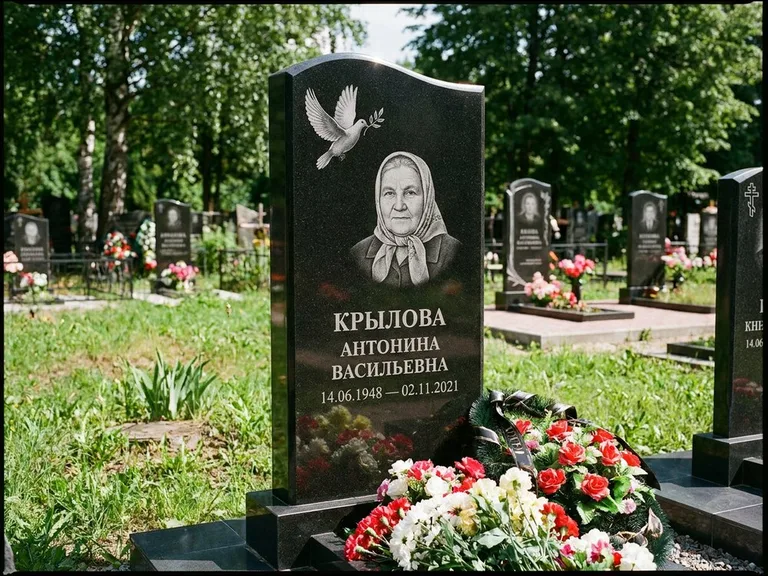 Памятник с гравировкой голубей — гравировка голубей, работа «Крылова» в Калининграде