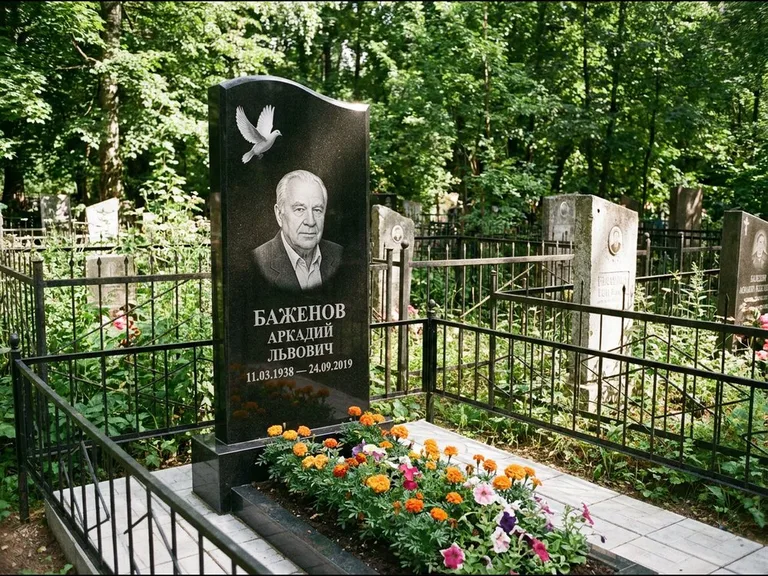 Памятник с гравировкой голубей — белая гравировка взлетающего голубя над портретом, работа «Баженов» в Калининграде