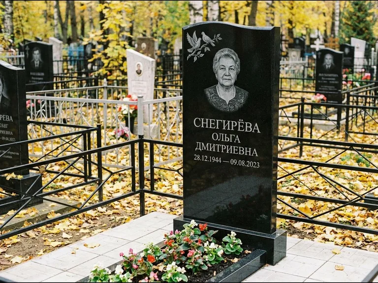 Памятник с гравировкой голубей — гравировка пары голубей на ветке в верхнем углу стелы, работа «Снегирёва» в Калининграде