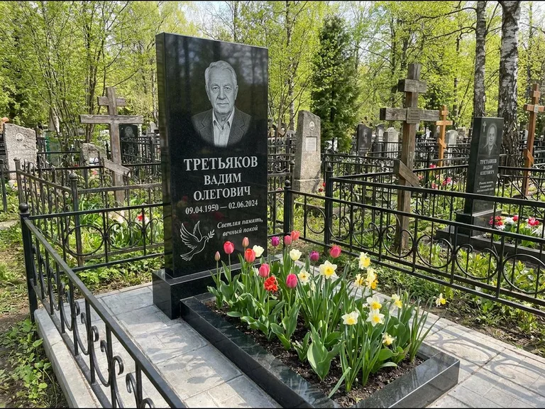 Памятник с гравировкой голубей — гравировка голубя с оливковой ветвью рядом с эпитафией, работа «Третьяков» в Калининграде