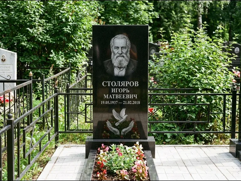Памятник с гравировкой голубей — гравировка голубя над раскрытыми ладонями внизу стелы, работа «Столяров» в Калининграде