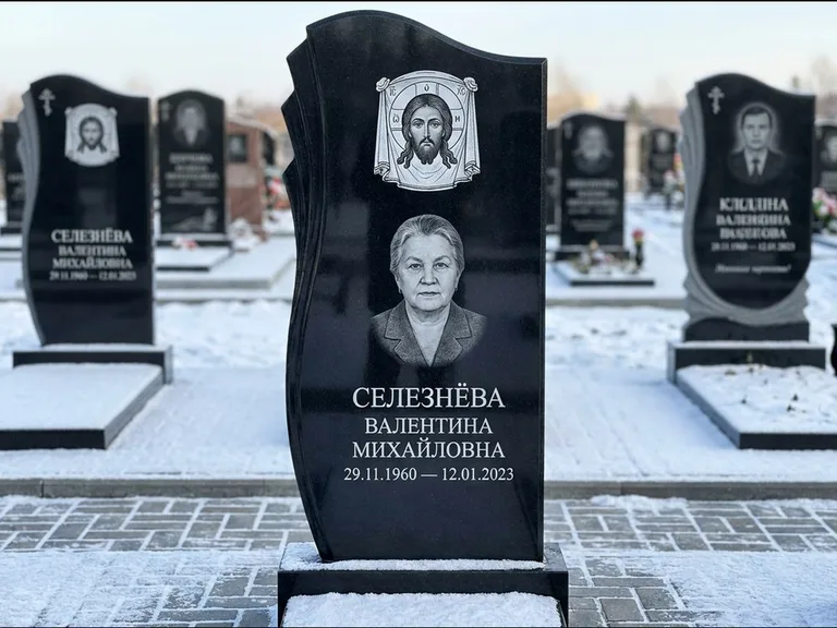 Памятник с гравировкой иконы — Казанская икона Божией Матери на стеле, работа «Одинцов» в Калининграде