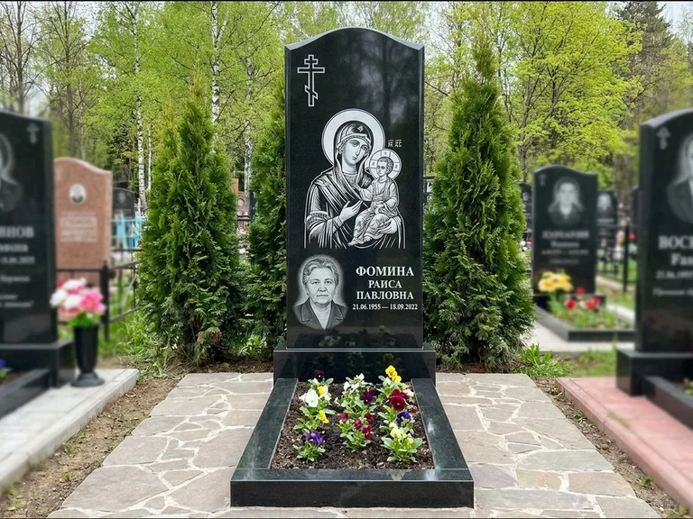 Памятник с гравировкой иконы — икона в резном киоте, работа «Гущин» в Калининграде