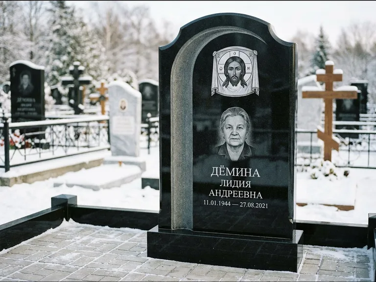 Памятник с гравировкой иконы: гранёный восьмиугольный обелиск с крестом — гравировка Николая Чудотворца, семейный участок с гранитной скамьёй, работа «Зотов» в Калининграде