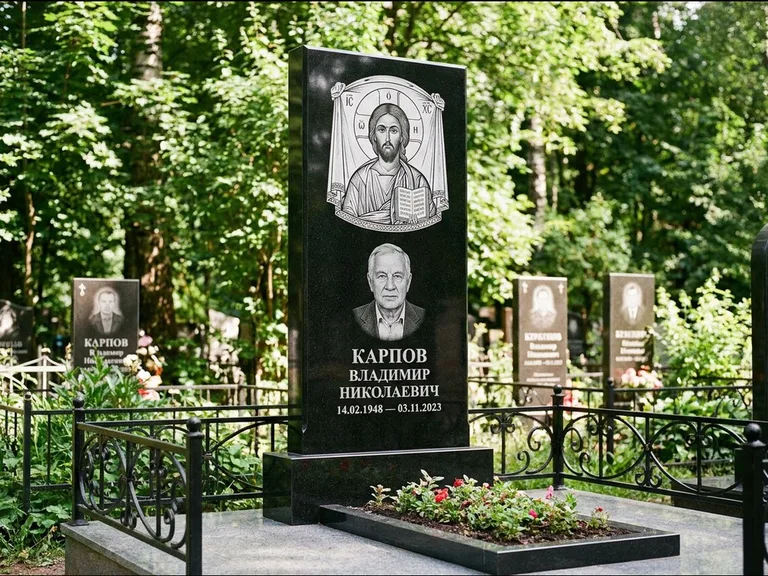 Памятник с гравировкой иконы: широкая двойная семейная стела — золочёный нимб на образе, цветник с красными розами, работа «Воронцова» в Калининграде