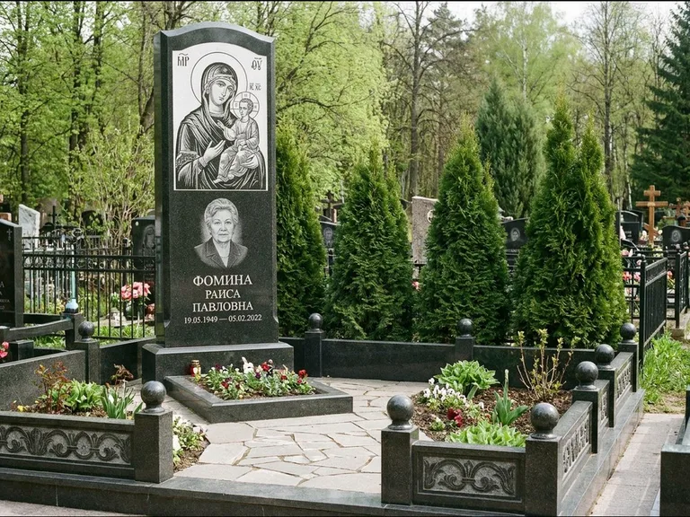 Памятник с гравировкой иконы: высокий гранёный обелиск с крестом-навершием — гравировка образа Матроны Московской, открытый участок без ограды, работа «Третьяков» в Калининграде