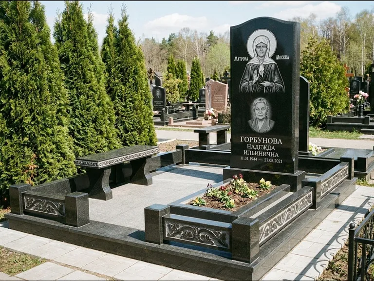 Памятник с гравировкой иконы: стела в форме раскрытой книги с образом — гравировка образа Спасителя, цоколь тёмной плиткой, работа «Зотов» в Калининграде
