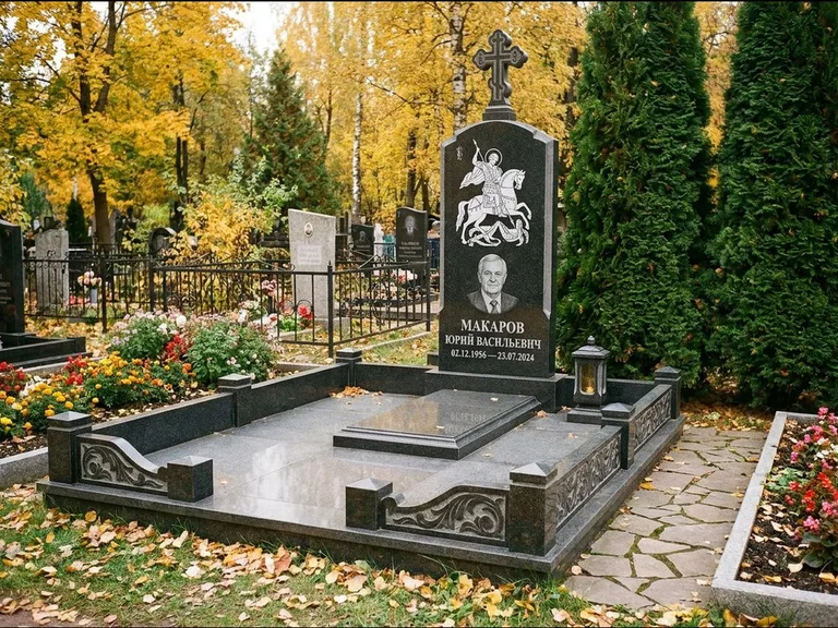 Памятник с гравировкой иконы: ступенчатая трёхуровневая стела — золочёный нимб на образе, дорожка из природного плитняка, работа «Лебедева» в Калининграде