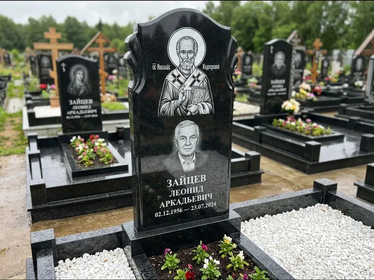 Памятник с гравировкой иконы — образ Николая Чудотворца, работа «Лебедева» в Калининграде