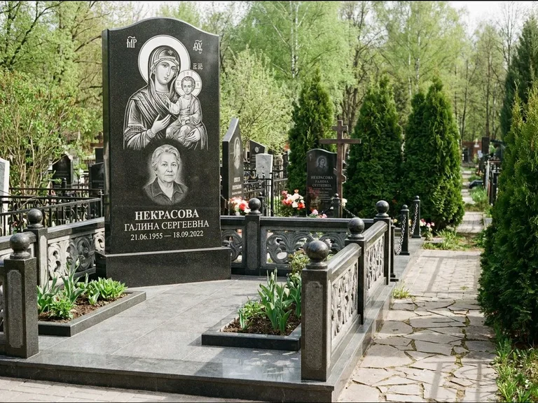 Памятник с гравировкой иконы: полукруглая стела с купольным навершием — Архангел Михаил на стеле, заснеженный зимний участок, работа «Гущин» в Калининграде