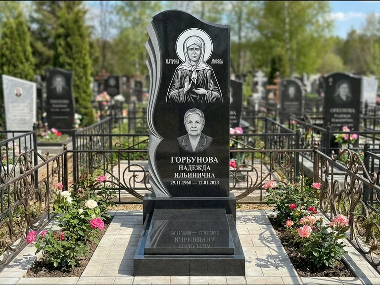 Памятник с гравировкой иконы — икона в резном киоте, работа «Одинцов» в Калининграде