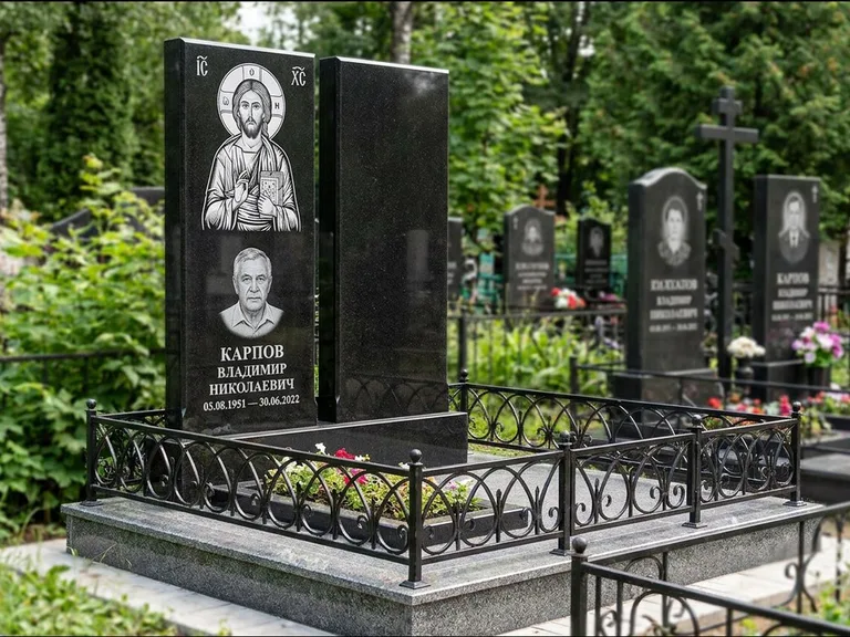 Памятник с гравировкой иконы — Казанская икона Божией Матери на стеле, работа «Богданова» в Калининграде
