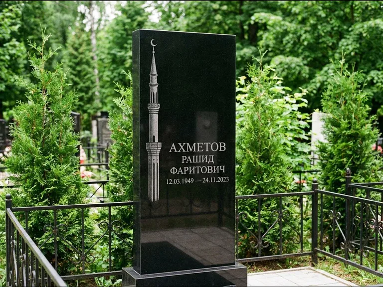 Мусульманский памятник с гравировкой мечети — минарет с полумесяцем у края стелы, работа «Ахметов» в Калининграде