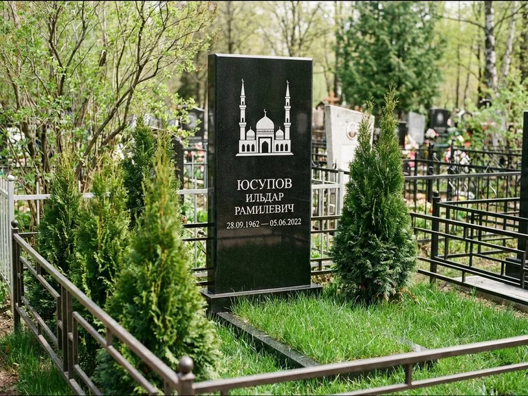 Мусульманский памятник с гравировкой мечети — силуэт мечети с двумя минаретами над именем, работа «Юсупов» в Калининграде