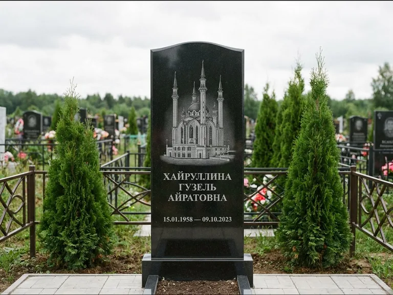 Мусульманский памятник с гравировкой мечети — мечеть Кул-Шариф на обороте стелы, работа «Хайруллина» в Калининграде